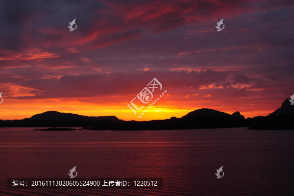 從挪威海岸的一艘船上看日落