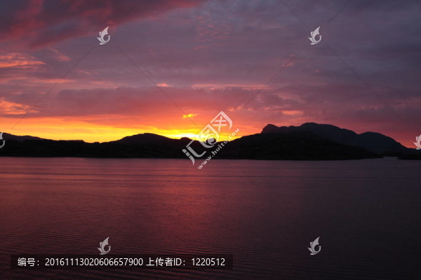 從挪威海岸的一艘船上看日落