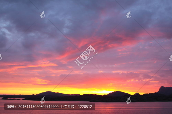 從挪威海岸的一艘船上看日落