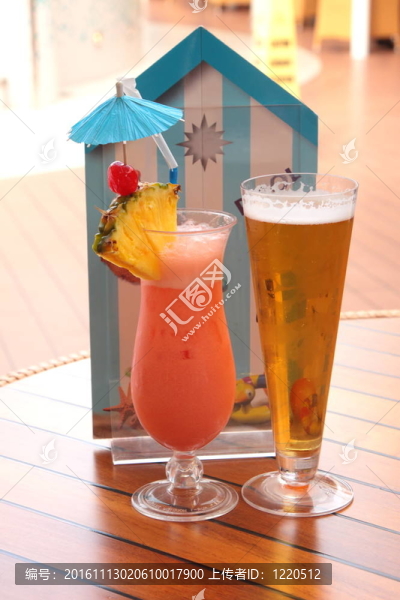 一杯水果雞尾酒和一杯啤酒