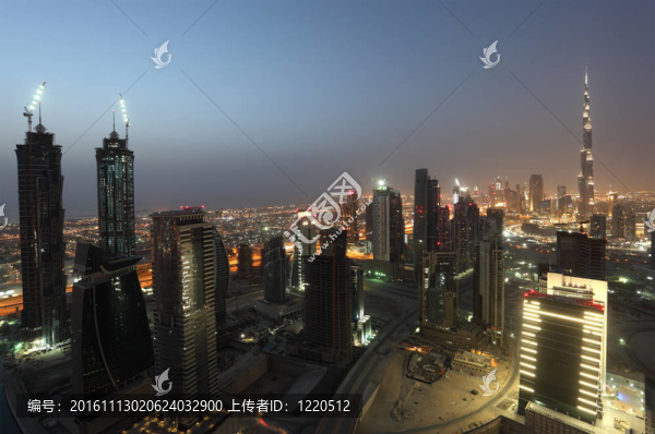 迪拜市中心夜間照明；阿拉伯聯(lián)合酋長國
