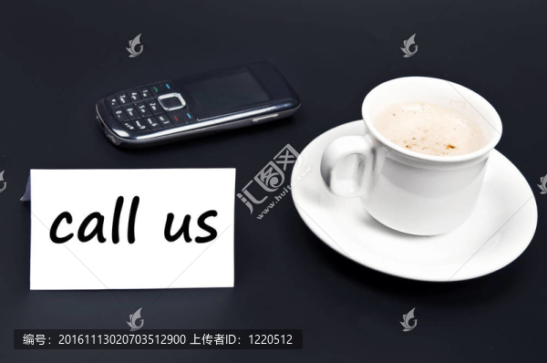 在桌子上打電話給我們的咖啡