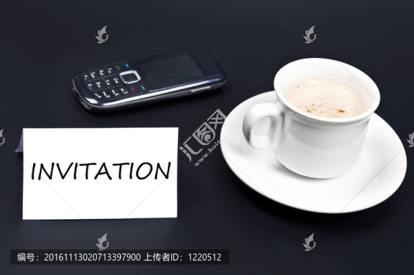 咖啡桌上的邀請(qǐng)留言
