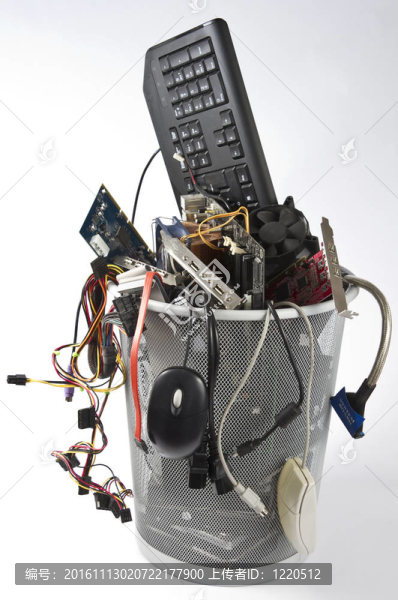 垃圾桶中的電子廢料