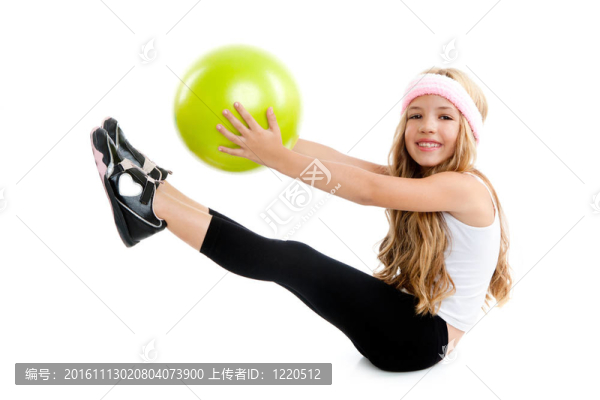 兒童小體操女孩與綠色瑜伽球