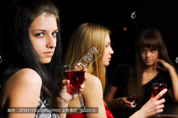 三個年輕女性在一個酒吧