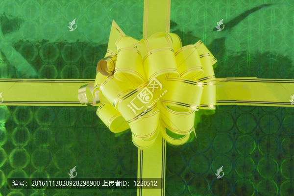 綠色背景下的黃色節(jié)日蝴蝶結(jié)