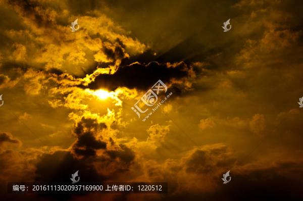 夏日橙色黃昏的天空與陽光