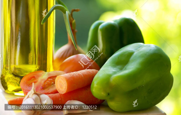 橄欖油和植物成分。
