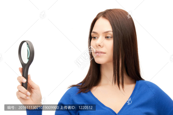 帶放大鏡的女人