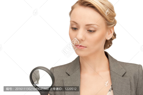 帶放大鏡的女人