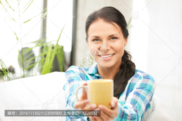 可愛的家庭主婦與杯