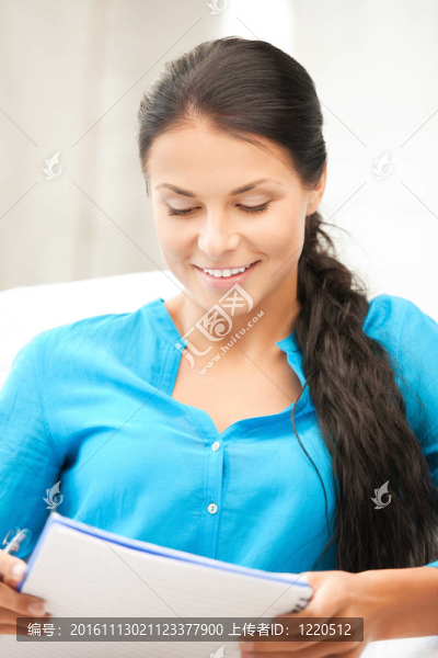 幸福的女人用大記事本