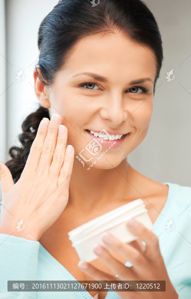 美麗的女人用保濕霜