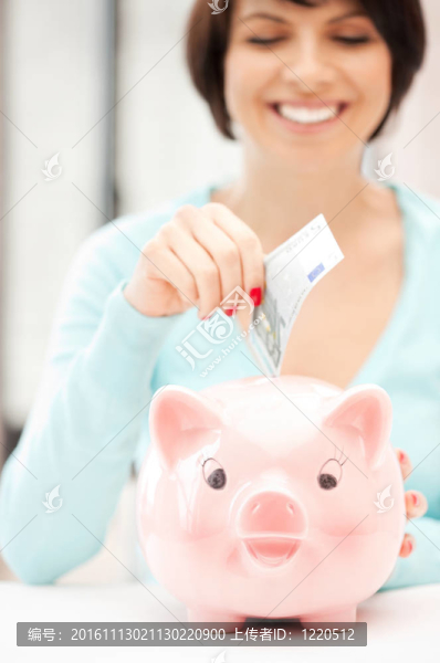 可愛的女人與儲蓄罐和錢