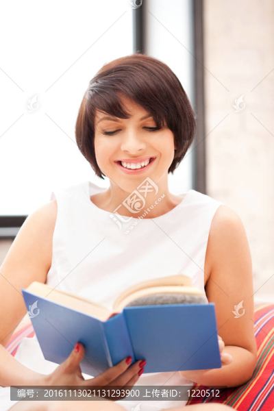 幸福和微笑的女人帶著書