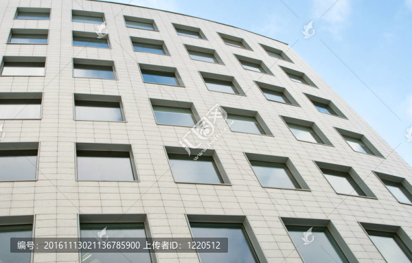 現(xiàn)代建筑立面在藍(lán)天之上