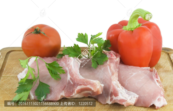 木質(zhì)背景的生肉和甜紅色紙
