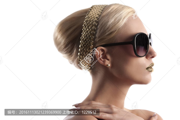 金發(fā)女孩的發(fā)型和金色的嘴唇