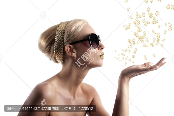 金色的嘴唇女孩吹