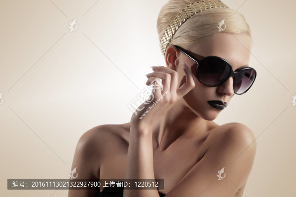 帶太陽眼鏡的金發(fā)女孩