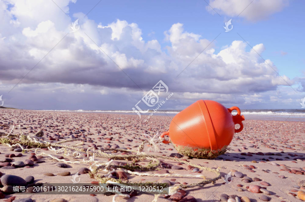 海灘上的橙色浮標(biāo)