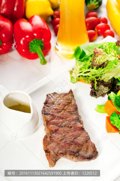多汁的烤肉烤肋眼；肋眼牛排和蔬菜