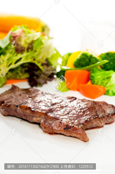 多汁的烤肉烤肋眼；肋眼牛排和蔬菜