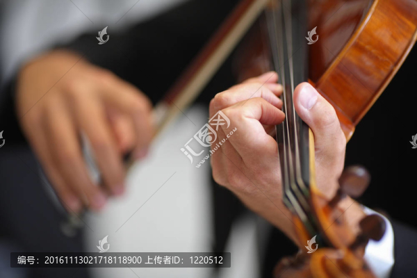 音樂家演奏交響曲的細節(jié)