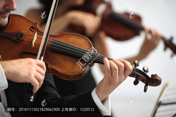 音樂家演奏交響曲的細(xì)節(jié)