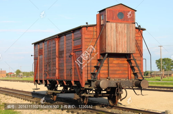 被驅(qū)逐出境的馬車(chē)在奧斯威辛集中營(yíng)