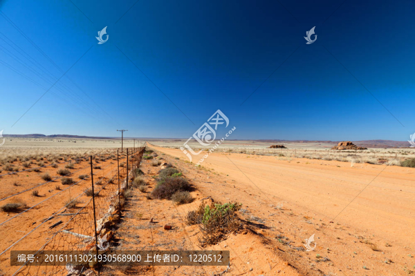 穿越廣闊的道路；干旱景觀