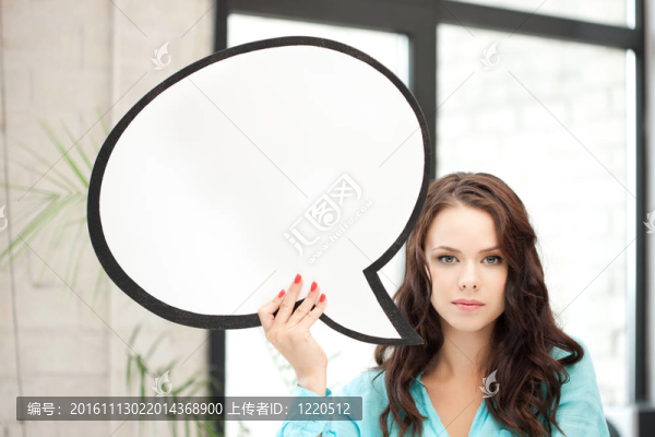 微笑的女人與空白的文字泡沫