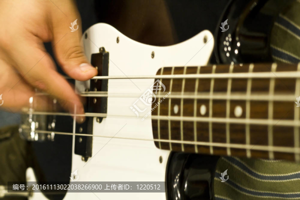 男低音吉他