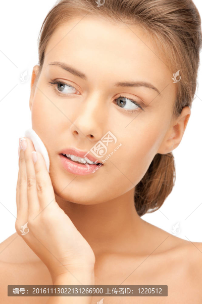 美麗的女人用化妝棉