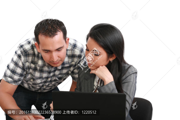 自信的商業(yè)女性在辦公室向同事解釋項(xiàng)目的肖像