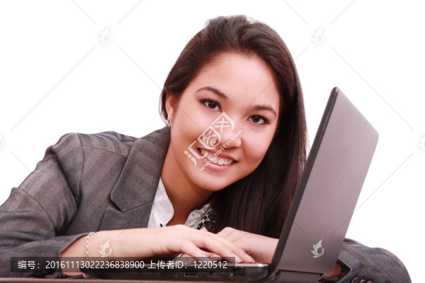 一個可愛的微笑的女商人用筆記本的肖像