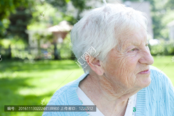 年長的女士