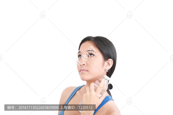 在白色背景上孤立的女性手持礦泉水