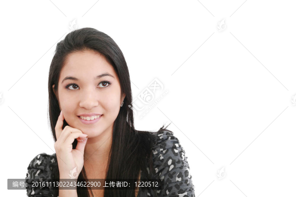 一個(gè)年輕漂亮的女人看起來若有所思；-空間的文字