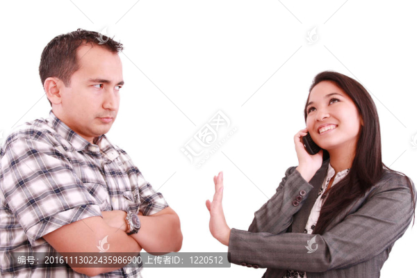 微笑的女商人在電話信令他夫婦舉行