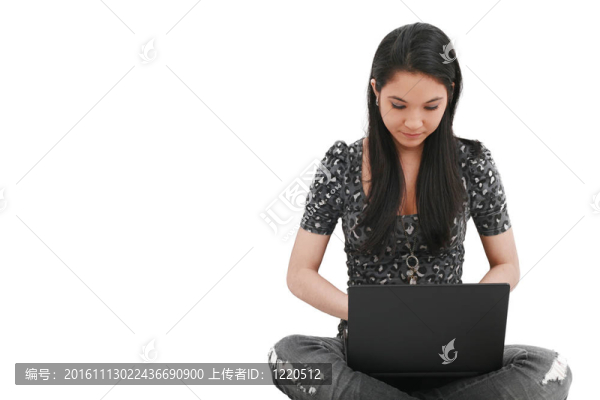 美麗的年輕女學生坐在地板上學習筆記本電腦