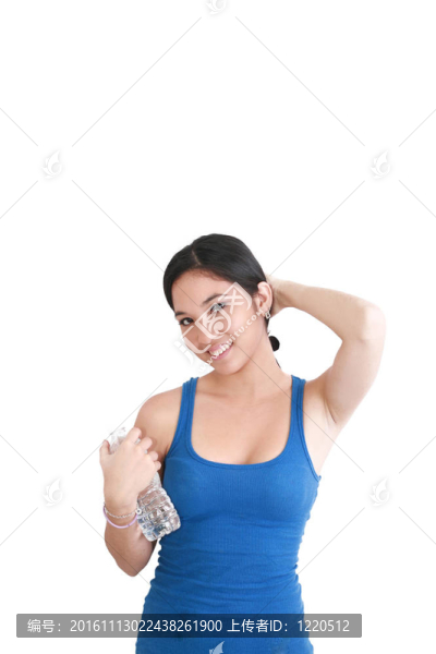 年輕女子拿著一個(gè)水瓶