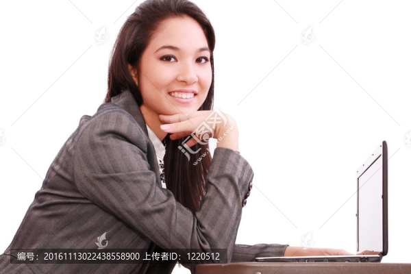 美麗的亞洲女人用她的筆記本電腦
