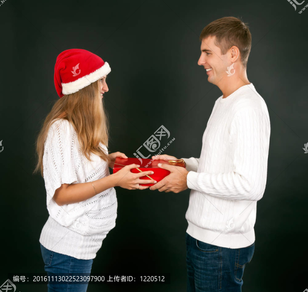 男人在Santa帽子里給懷孕的女孩