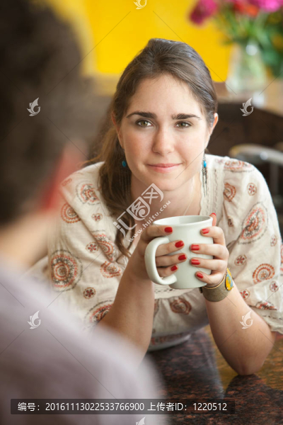 咖啡杯的女人