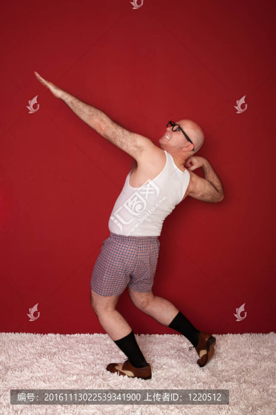 愚蠢的多毛的男人