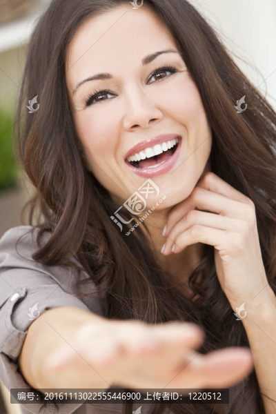 快樂(lè)微笑美女到達(dá)相機(jī)-匯圖網(wǎng) www.fosd68.com 快樂(lè)微笑美女到達(dá)相機(jī)