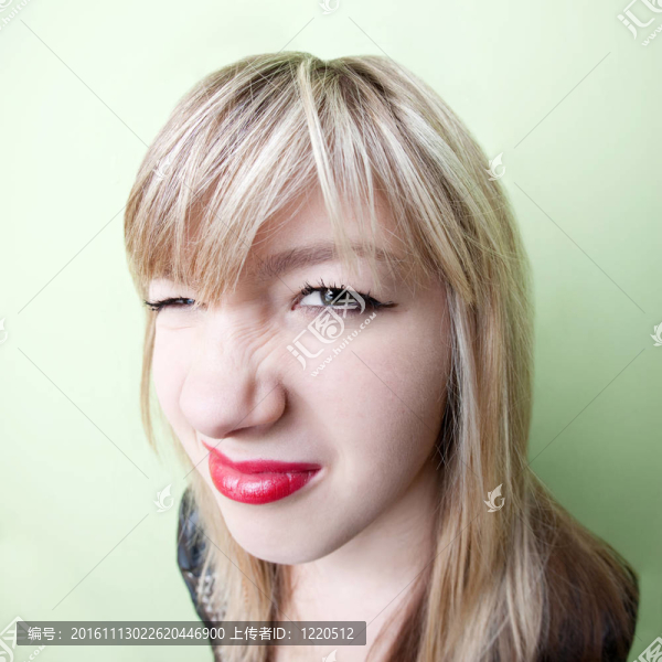 有皺鼻子的女孩