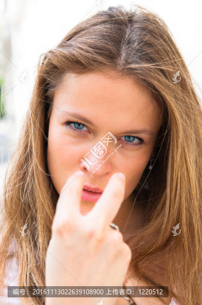憤怒的年輕女人指著眼睛